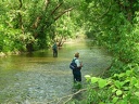 Zwei Angler genießen die Ruhe